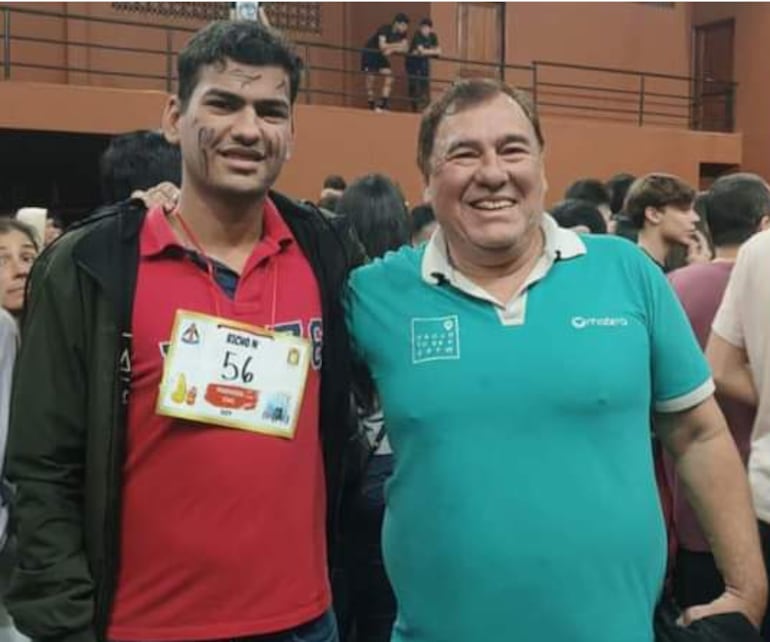 Dario Daniel y su padre Julián García tras ingresar a la carrera de ingeniería civil en la Universidad Nacional de Itapúa.