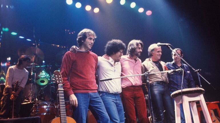 Joan Manuel Serrat, Pablo Milanés, Luis Eduardo Aute, Kiko Veneno y Silvio Rodríguez en Madrid en 1983 (Foto: Quim Llenas).