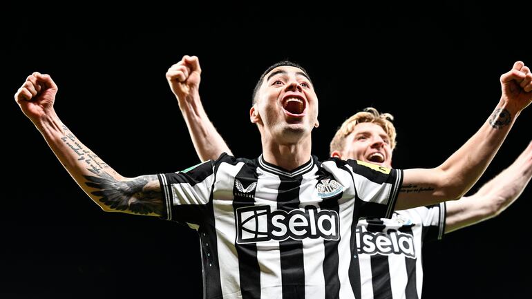 El paraguayo Miguel Almirón, futbolista del Newcastle, celebra un gol en el triunfo sobre el Manchester United por la Copa de la Liga en el Teatro de los Sueños, en Manchester, Inglaterra.