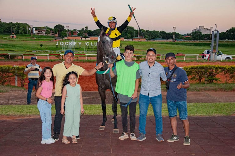 El jockey Marco Rivas celebra el triunfo del tordo Pegaso, que ganó el Clausura.