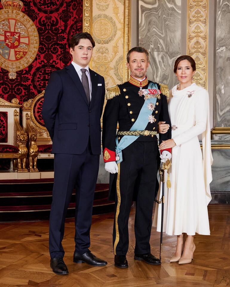 El rey Federico X y la reina Mary con el príncipe heredero Christian. (Instagram/DET DANSKE KONGEHUS)