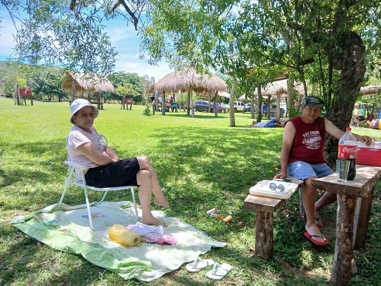 Margarita Duarte y su esposo Carmelo Torres, del barrio Kennedy de Caacupé hicieron un picnic y apreciaron la naturaleza del lugar.