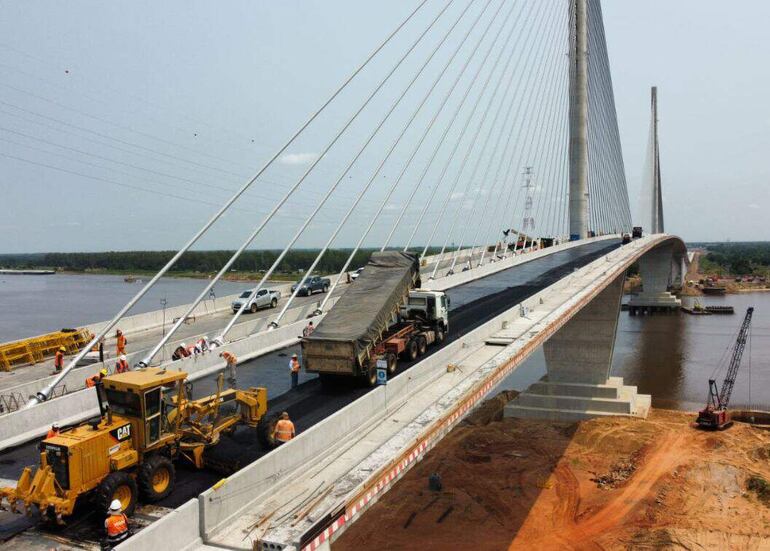 El Puente Héroes del Chaco, una de las obras más afectada por la elevada deuda del MOPC.