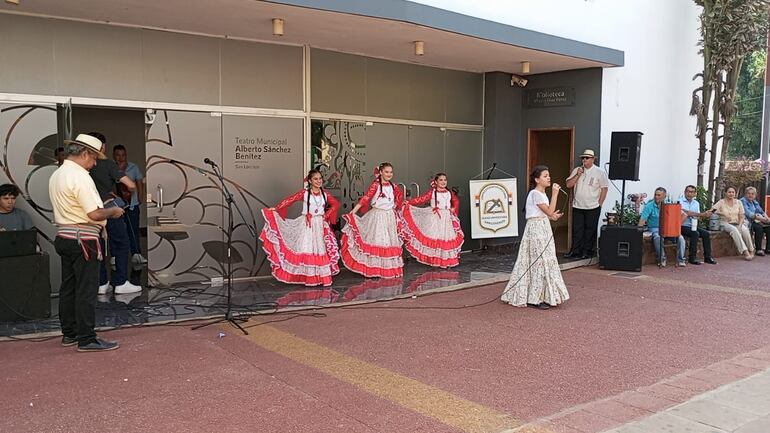 Estudiante de la Academia de Danza Aurorita también participaron de la actividad folklórica realizada en San Lorenzo.