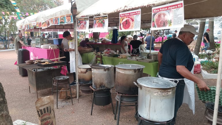 Ofrecen más de mil platos de jopará en la plaza Uruguaya.