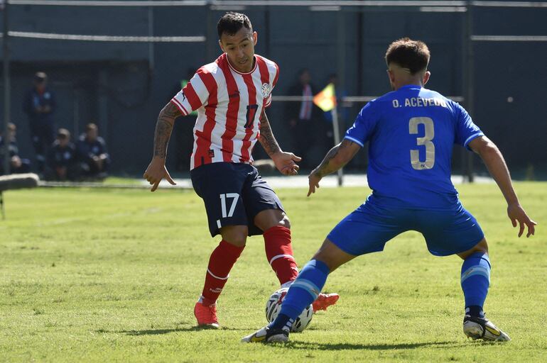 Alejandro Romero (L) de Araguay lucha por el balón con el defensor de Nicaragua Oscar Acevedo durante el partido amistoso de fútbol entre Paraguay y Nicaragua en el estadio Defensores del Chaco en Asunción el 18 de junio de 2023.