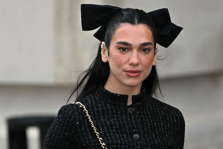 La cantautora británica Dua Lipa llegando al desfile de la colección Primavera/Verano 2025 de Chanel en la Semana de la Moda en París.