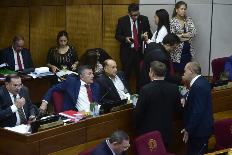 Senadores colorados disidentes conversan con el senador Basilio "Bachi" Núñez, líder de la bancada cartista en la sala de sesiones del Senado.