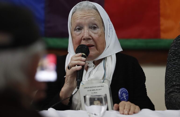 Fotografía de archivo fechada el 07 de septiembre de 2017 de Nora Cortiñas, integrante de Madres de Plaza de Mayo Línea Fundadora, en una rueda de prensa del Comité Argentino de Solidaridad con el Pueblo Palestino en su sede de Buenos Aires (Argentina). 