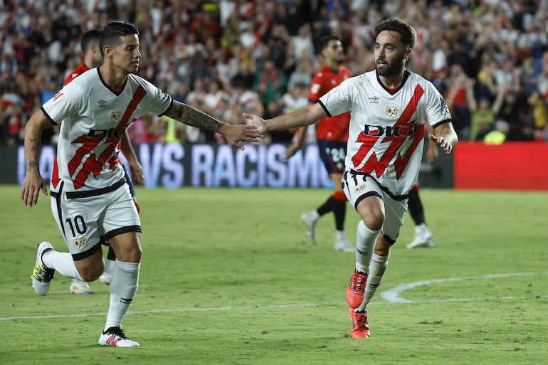 El centrocampista del Rayo Vallecano Unai López (d) celebra su gol con el colombiano James Rodríguez (i) durante el partido de la quinta jornada de LaLiga que Rayo Vallecano y Osasuna disputan este lunes en el estadio de Vallecas.