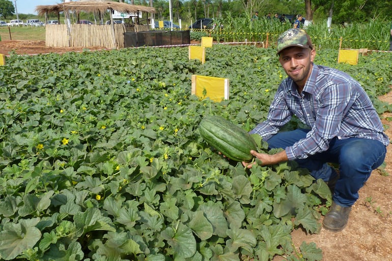 El estudiante de cuarto curso de la carrera de Ingeniería Agropecuaria, Mario González, exhibe un melón en proceso de maduración. Su grupo fue reconocido con el primer premio.