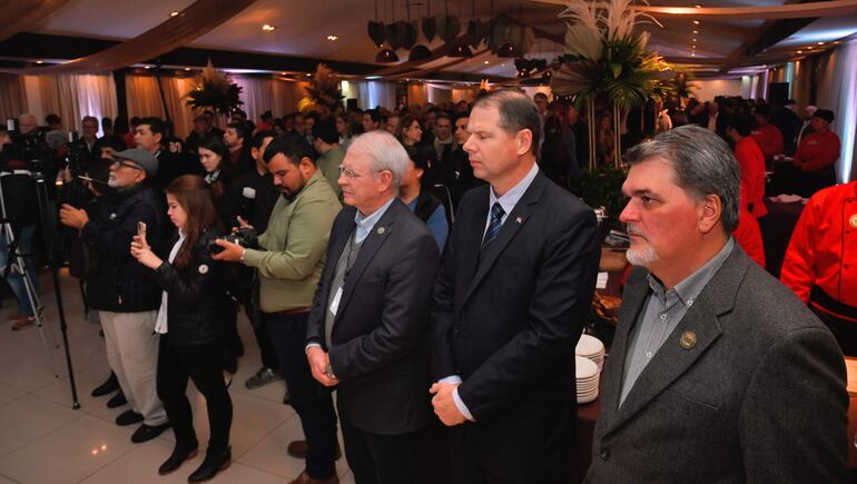 El titular de Fundassa, Dr. Daniel Prieto Davey, el presidente de la Cámara Paraguaya de Carnes, Lic. Randy Ross y el presidente de la ARP, Dr. Pedro Galli, en primer plano, en la Noche de la Carne Paraguaya, en la Expo 2023.