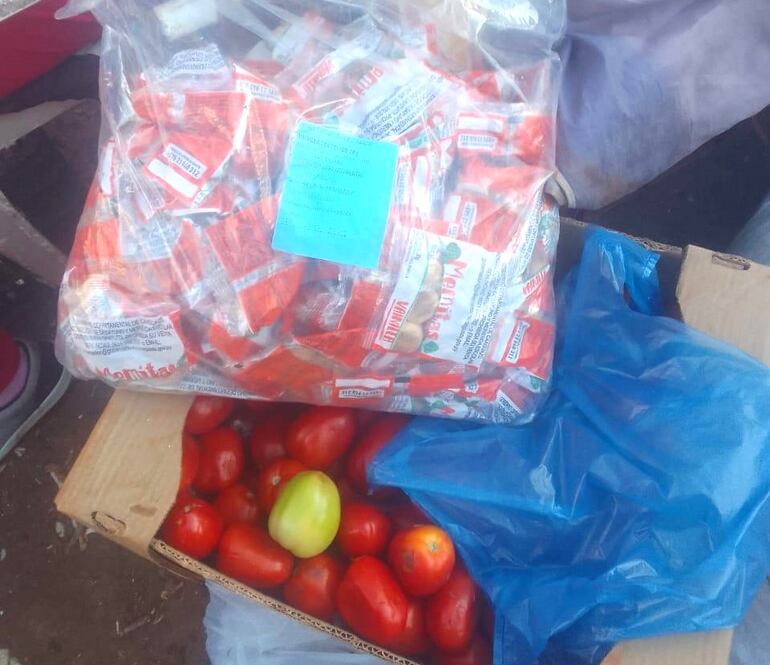 vdb Galletitas pertenecientes al almuerzo escolar que intentaron vender en el mercado de Coronel Oviedo.