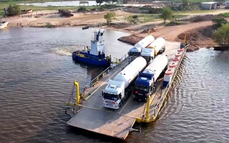 Momento en el que los camiones salían de Puerto Pilcomayo rumbo a Paraguay durante la tarde.