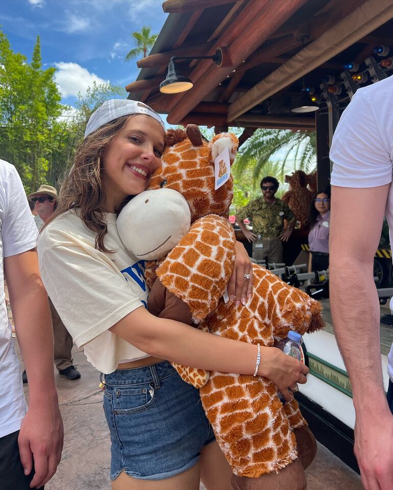 La feliz recién casada Millie Bobby Brown posando con un peluche. (Instagram/Millie Bobby Brown)