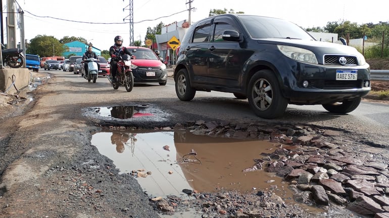 La Avda. Luis María Argaña en todo el trayecto presenta estos tipos de baches.