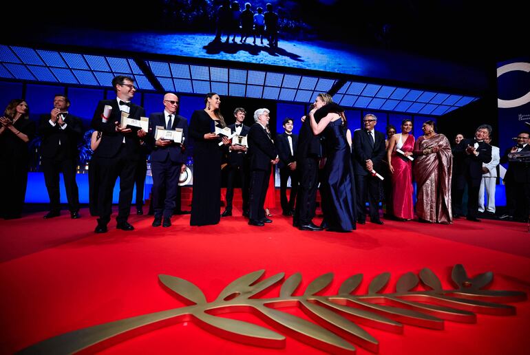 Los ganadores y los miembros del jurado que estuvo presidido por Greta Gerwig posan en el cierre de la 77 edición del Festival de Cannes.