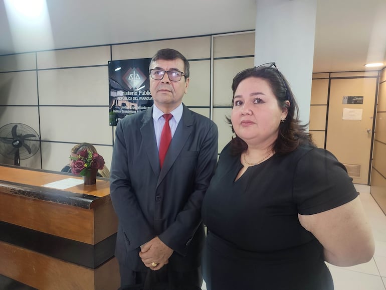 La jueza Sady Carolina Barreto Torres (d) y su abogado Ovidio Arévalo. La primera denunció a Jorge Bogarín Alfonso y Asdrúbal Fretes.