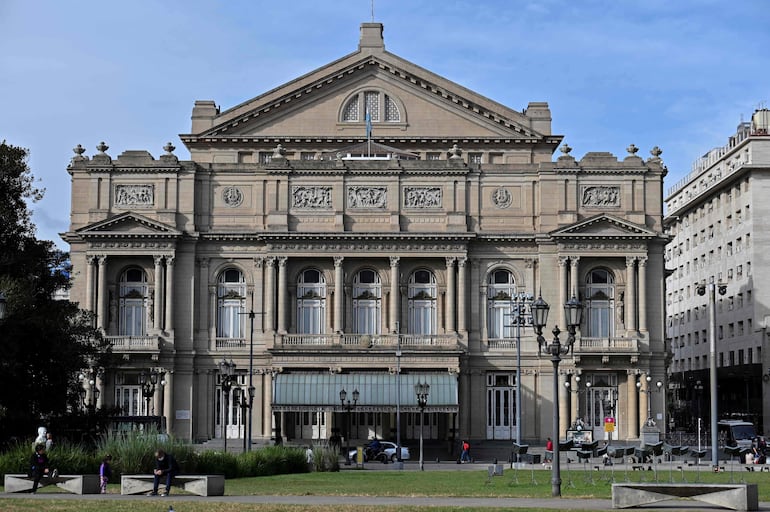 Vista del teatro Colón, de Buenos Aires, diseñado por el arquitecto italiano Francesco Tamburini, quién murió poco tiempo después y fue sucedido por otro arquitecto italiano Vittorio Meano, quien modificó los planos y fue sucedido por el belga Jules Dormal. Fue inaugurado en 1908.