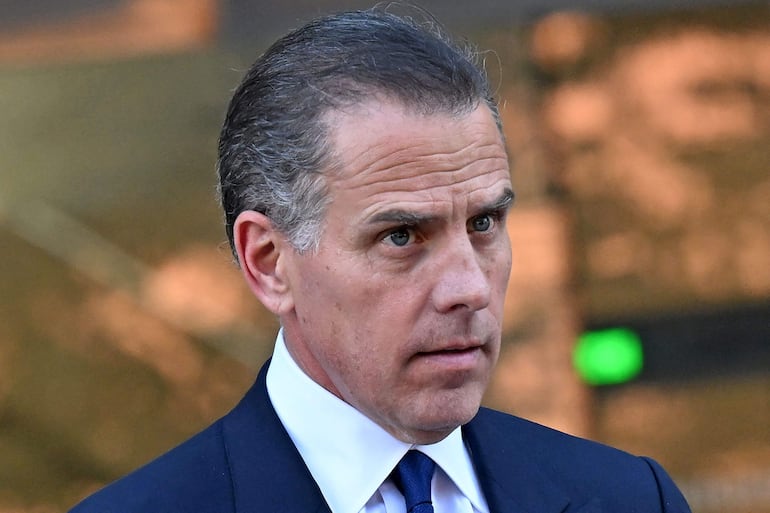 Hunter Biden, hijo del presidente estadounidense Joe Biden, abandona el tribunal tras declararse culpable en su juicio por evasión fiscal en Los Ángeles, California.