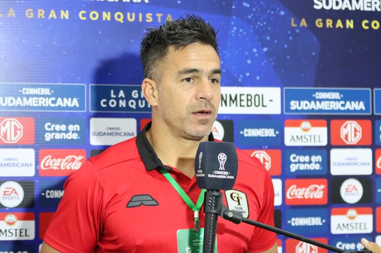 Iván Almeida brinda declaraciones a los medios de la Conmebol previo al juego ante Oriente Petrolero.