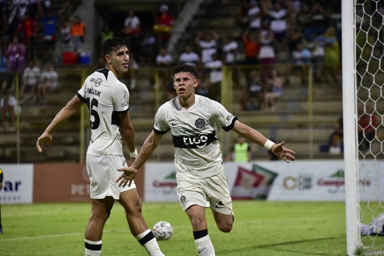 Kevin Parzajuk y Carlos Espínola, autores de los goles de Olimpia ante Guaraní.