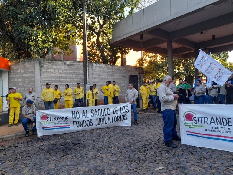 Funcionarios de la ANDE protestan contra la ley de Superintendencia de Jubilaciones y denuncian precariedades.