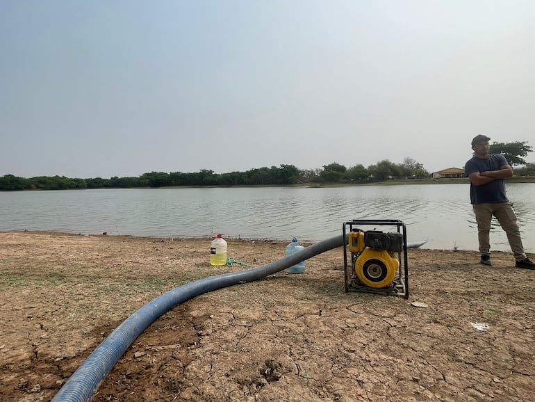 Lago artificial que se hizo de la extracción de tierra que utilizaron para construir el aeropuerto en Mariscal Estigarribia, Chaco.