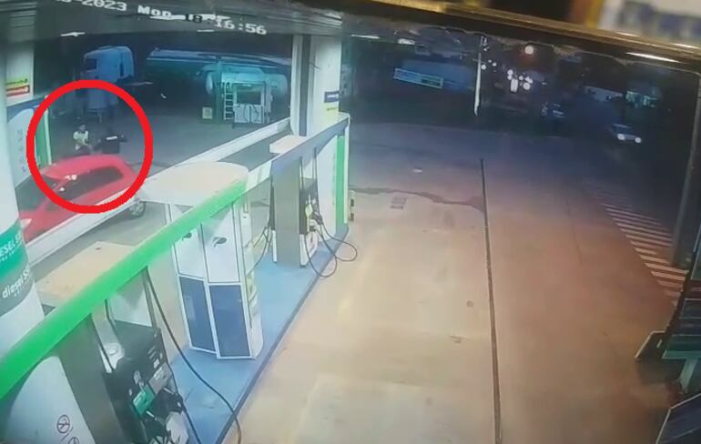 Captura de circuito cerrado del momento del asalto a un trabajador de una estación de servicios ubicada en Capiatá.