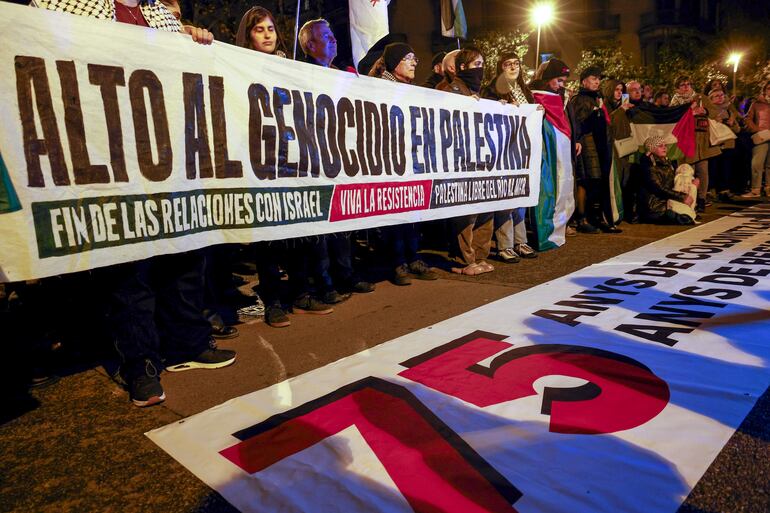 Cientos de españoles se manifiestan en Barcelona exigiendo al Gobierno que se sume a la acusación de Sudáfrica para detener el genocidio (EFE/ Quique García)
