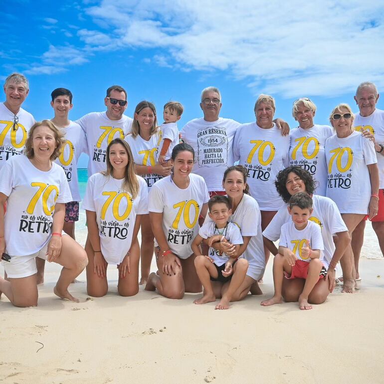 Don Carlos Hutter junto a su gran familia celebrando sus 70 años en República Dominicana. (Instagram/Denise Hutter)