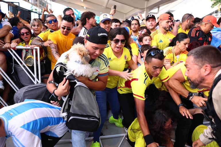 El ingreso al Hard Rock Stadium para la final de la Copa América 2024 fue desbordado por hinchas colombianos y argentinos, obligando al retraso del inicio del partido entre Argentina y Colombia. 