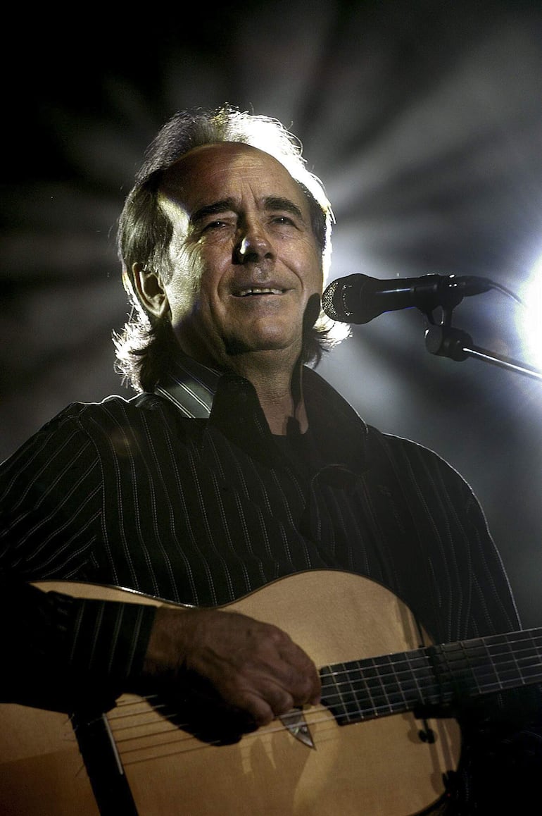 El cantautor español Joan Manuel Serrat durante el recital que ofreció el 7 de febrero D en el Velódromo Municipal de Montevideo (Uruguay). Serrat ha sido galardonado este miércoles el Premio Princesa de Asturias de las Artes, ha anunciado la fundación que concede la distinción. 