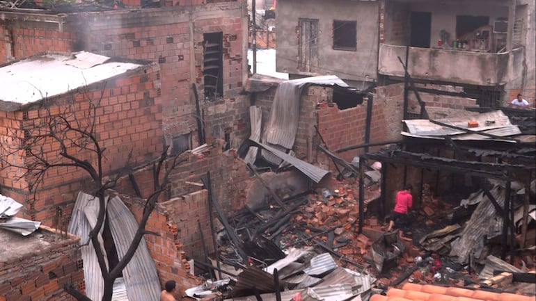 Día después del incendio en la Chacarita. Apenas los escombros quedaron.