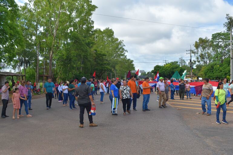 Una importante cantidad de docentes se congregaron en el cruce Villarrica-Paraguarí.