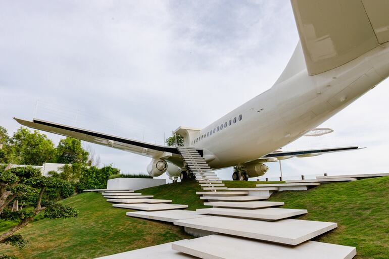 Boeing 737 y escalinata de acceso.