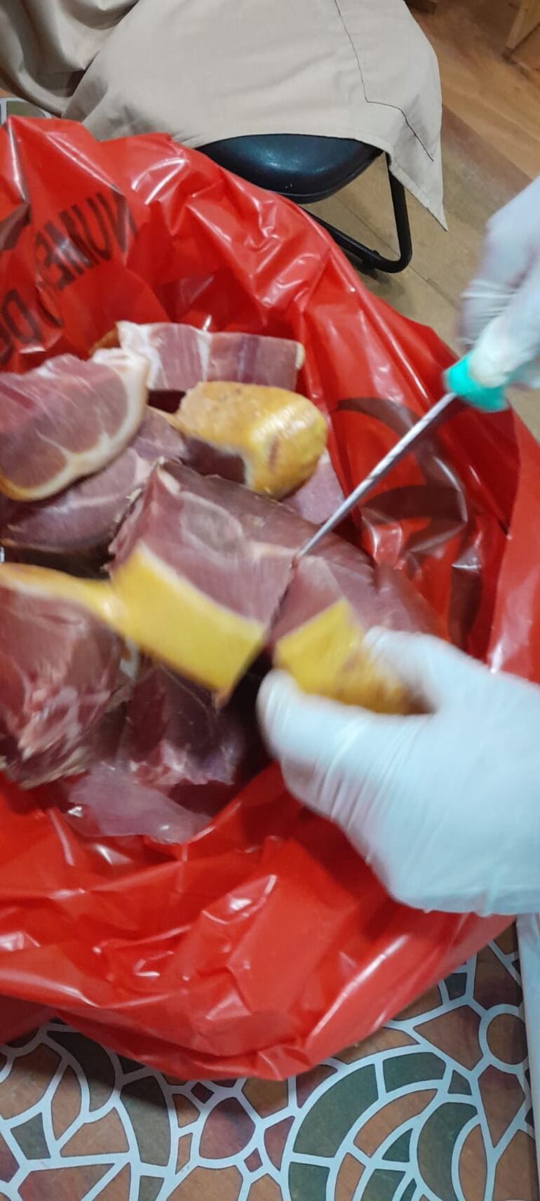 Los pedazos de carne de cerdo decomisado en el procedimiento fue destruido por los funcionarios de la Senacsa.