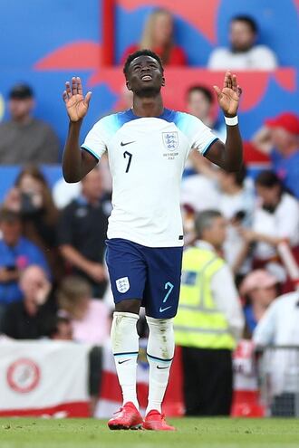 El joven Bukayo Saka (21 años), del Arsenal, anotó ayer tres goles en la victoria de Inglaterra.