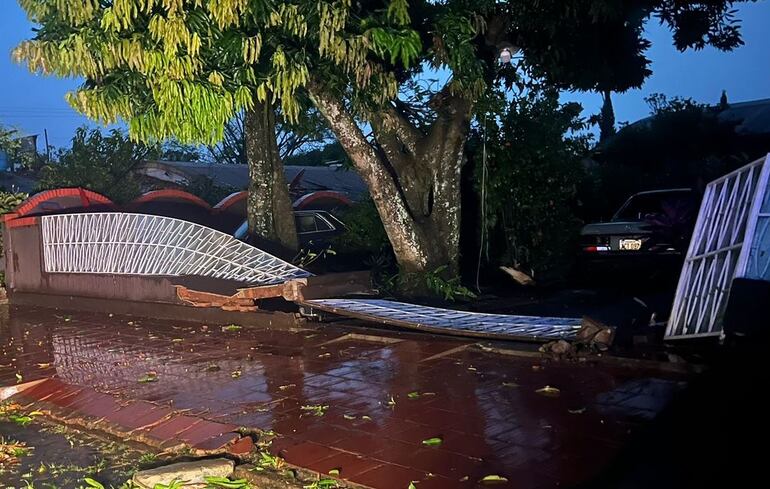 Una muralla cayó a causa del fuerte viento en el Área 6 de Hernandarias.