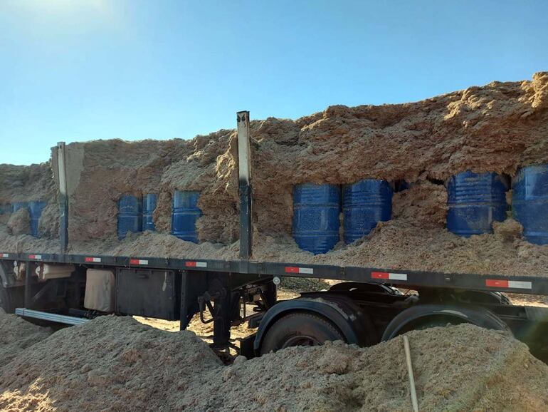 La Senad halló en el cuartel militar del Chaco 50 tambores de acetato de etilo y 10 tambores de ácido clorhídrico.