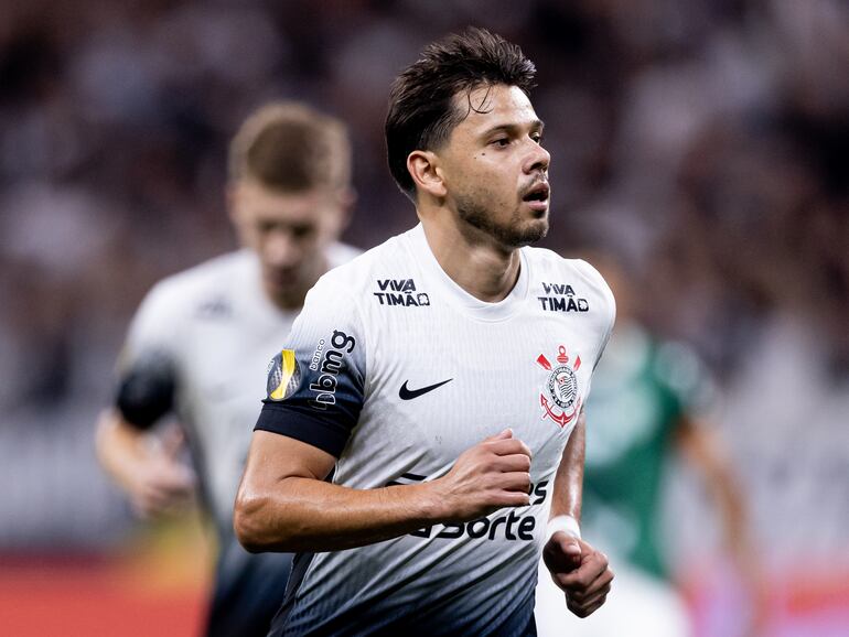 El paraguayo Ángel Romero, futbolista del Corinthians, festeja un gol en el partido frente a Guaraní por la duodécima fecha del Estadual Paulista en el Neo Química Arena, en Sao Paulo, Brasil.