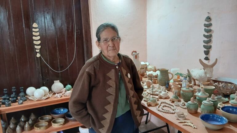Bienvenida Páez Monges ( Ña nena) posando junto con sus piezas artesanales.