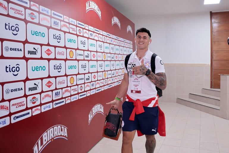 Adam Bareiro, futbolista de la selección paraguaya, durante la llegada al estadio Defensores del Chaco para el partido ante Colombia por las Eliminatorias Sudamericanas al Mundial 2026.