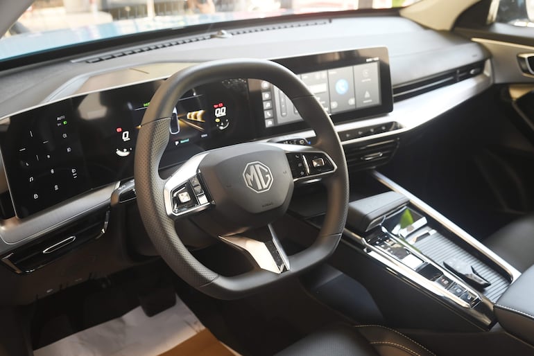 El MG ZS es un SUV compacto con diseño moderno, tecnología avanzada y un interior espacioso.