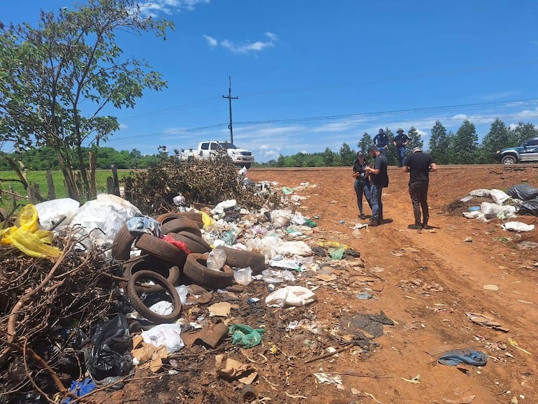 Los funcionarios de la fiscalía ambiental verificando la basura depositada al costado de la ruta Py18 de San Juan Nepomuceno.