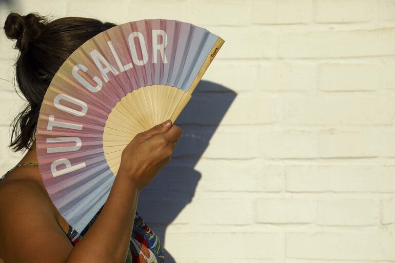 Una mujer se abanica debido a las altas temperaturas registradas en Córdoba, España.