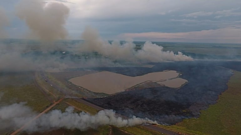 Un incendio forestal de gran magnitud se registró en Arroyos y Esteros. Unidades del Cuerpo de Bomberos Voluntarios del Paraguay (CBVP) acudieron hasta el lugar para combatir el fuego. Clausuraron un tramo de la ruta debido al humo.