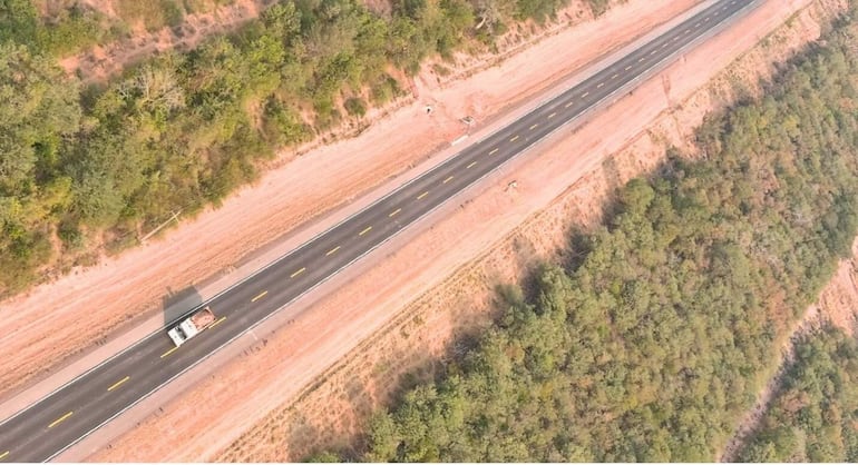 La conocida como Ruta de la Leche en plena construcción en el departamento de Boquerón.