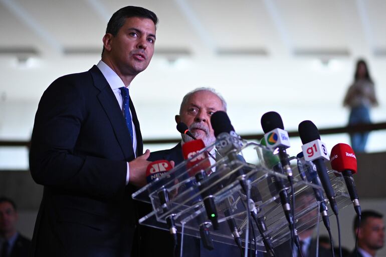 AME117. BRASILIA (BRASIL), 15/01/2024.- El presidente de Brasil, Luiz Inácio Lula da Silva (d), y el presidente de Paraguay, Santiago Peña, ofrecen una rueda de prensa en el Palacio del Itamaraty, en Brasilia (Brasil). El presidente brasileño, Luiz Inácio Lula da Silva, se mostró dispuesto este lunes a encontrar una solución "conjuntamente" con su homólogo paraguayo, Santiago Peña, sobre las tarifas que paga Brasil a Paraguay por la energía producida en la central hidroeléctrica de Itaipú, que comparten ambos países. EFE/ Andre Borges
