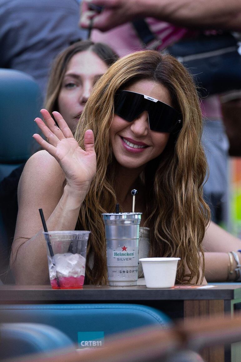 La colombiana Shakira saludando a los paparazzis en la final del Miami Open 2024. (Brennan Asplen/Getty Images/AFP)
